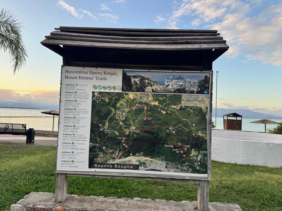 Mapa značených stezek na Knimisu, kterou najdete přímo na nábřeží Kamena Vourly.