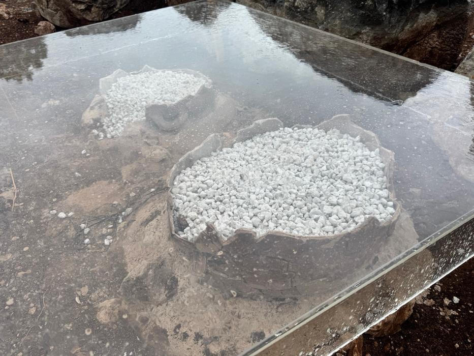 Pozůstatky nádob určených na vaření i Fókidské zdi dokazují, že tu Řekové netábořili jen pár dní, ale byli tu delší dobu.