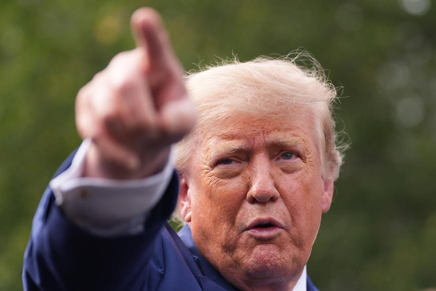 Trump rozkázal úřadům: místo názvu AI používejte super inteligence