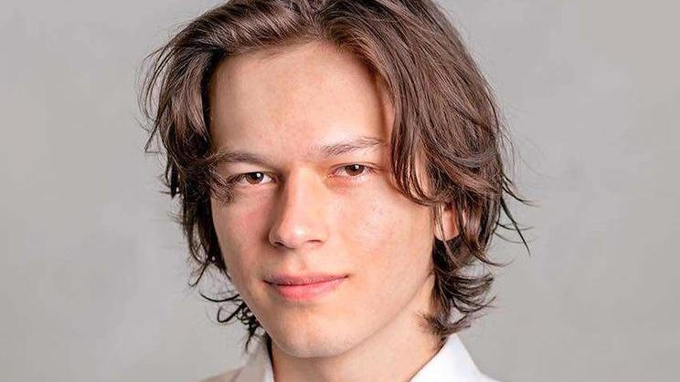 Ignác Okamura je nejmladším synem poslance Hayata Okamury. Ve 22 letech se letos pokouší obhájit post zastupitele na Praze 7.