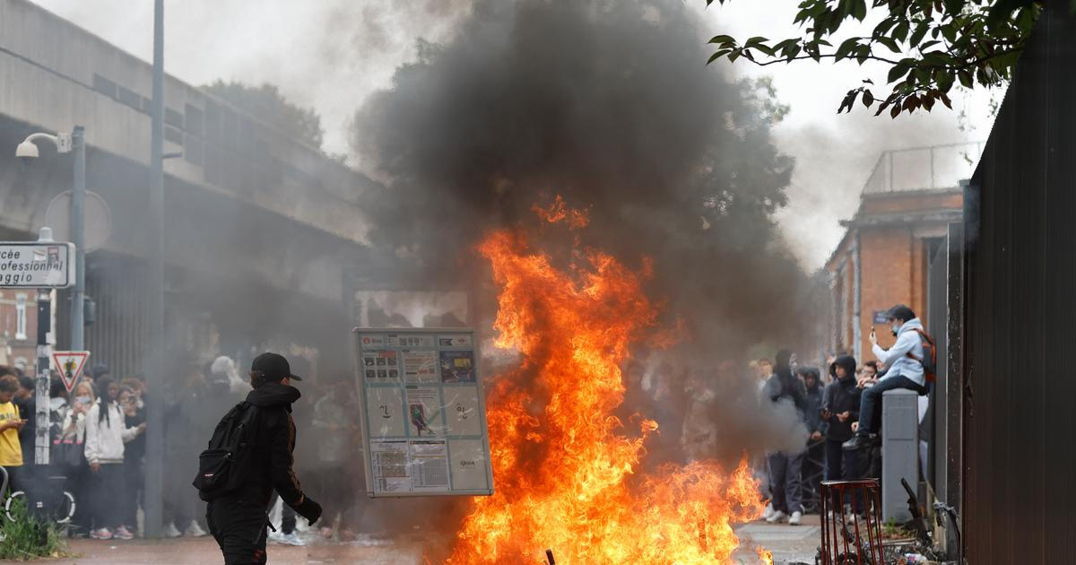 Dlažební kostky, hořící stromy. Studentské protesty se zvrhly v čirou agresi