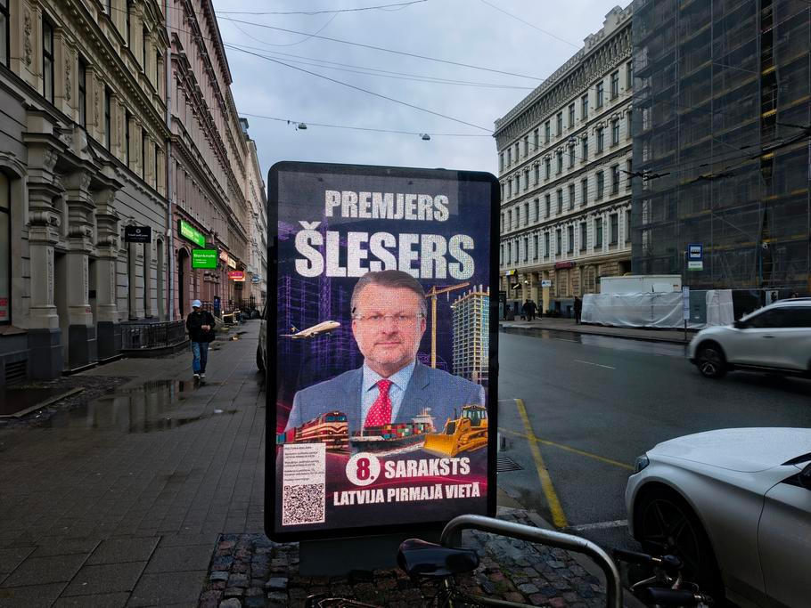 Předvolební plakát v Rize, podzim 2026.