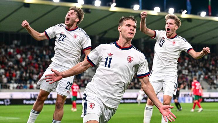 Pavel Kačor, Lukáš Mašek a Albert Labík slaví gól Česka proti Bulharsku.