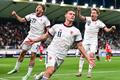 Pavel Kačor, Lukáš Mašek a Albert Labík slaví gól Česka proti Bulharsku.
