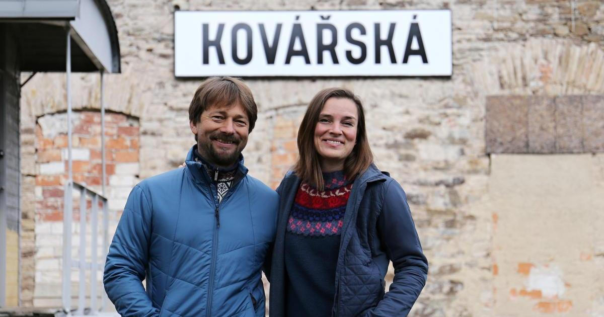 Žil v Káhiře, přesto koupil ruinu v Krušných horách. Dnes na její opravu vydělávají noclehy ve vagonech