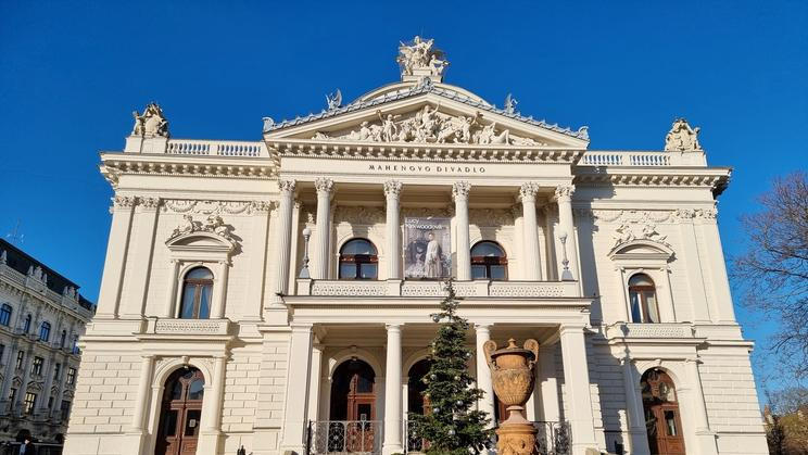 Mahenovo divadlo, Národní divadlo Brno, vánoční výzdoba, modrá obloha