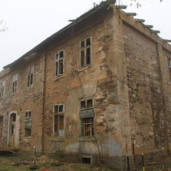 Výpravní budova v roce 2013.