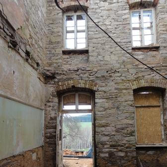 Výpravní budova v roce 2015 byla zralá k demolici.
