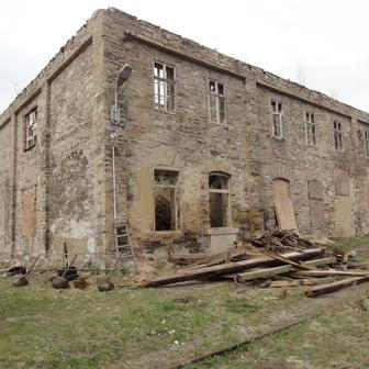 Výpravní budova v roce 2015.