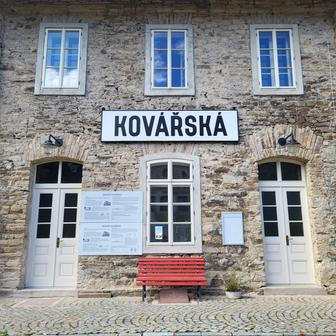 „S likvidací skoro 150 let starého nádraží jsme se nemohli smířit. Na poslední chvíli utekla budova bagrům z lopaty, když se nám její zdevastovanou ruinu podařilo v roce 2014 od státu odkoupit.“