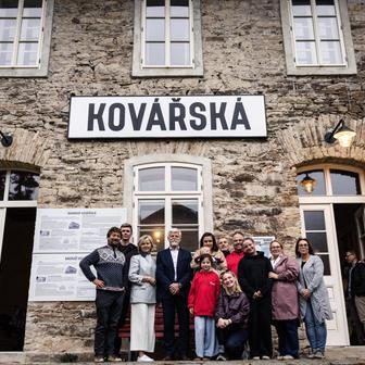 Členové spolu Nádraží Kovářská s prezidentem republiky Petrem Pavlem. 