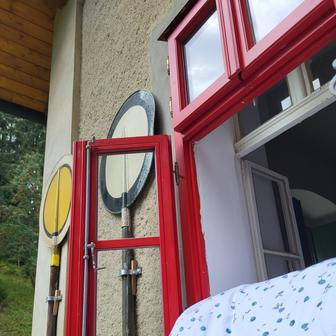 Repasovaná okna se dočkala výrazné červené barvy. 