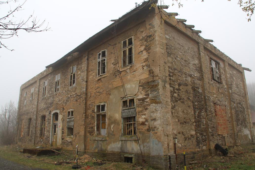 Výpravní budova v roce 2013.