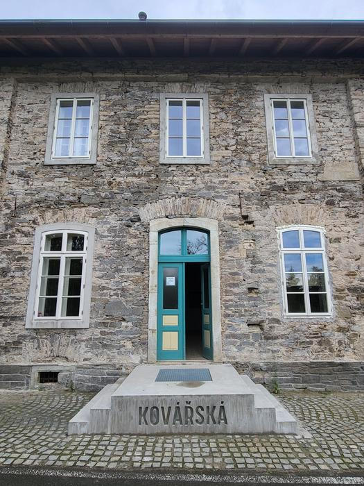 Demoliční buldozery se chystaly k misi, kterou na stejné trati už završily v Černovicích, v Domině, v Rusové, či ve Vejprtech. Naštěstí to dopadlo jinak.