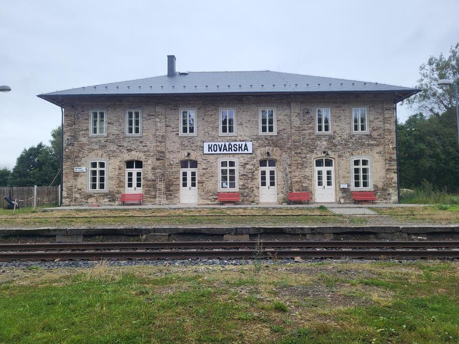 Nechybělo moc a z nádraží v Kovářské v Krušných horách se stala zaplevelená plocha s betonovou budkou pro občasné cestující. Zmizet měla kamenná výpravní budova z 19. století a s ní ohromný genius loci celého prostoru. 