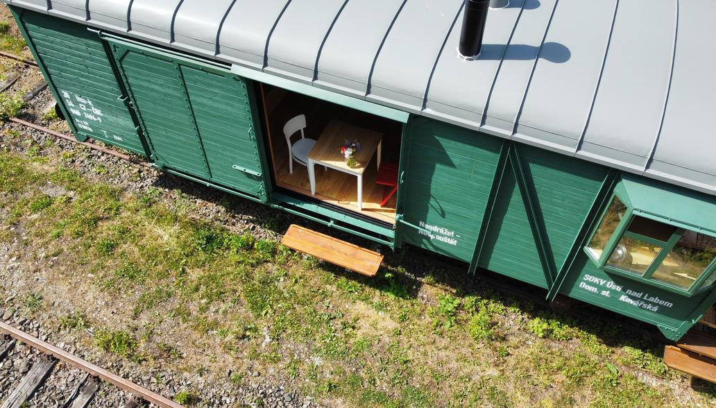 Zateplený vagon využívají k pohodlnému bydlení i v nejtužší zimě. Architekt Štěpán Řehoř a truhlář Stanislav Vaverčák pojali prostor jako jednoduché studio. 