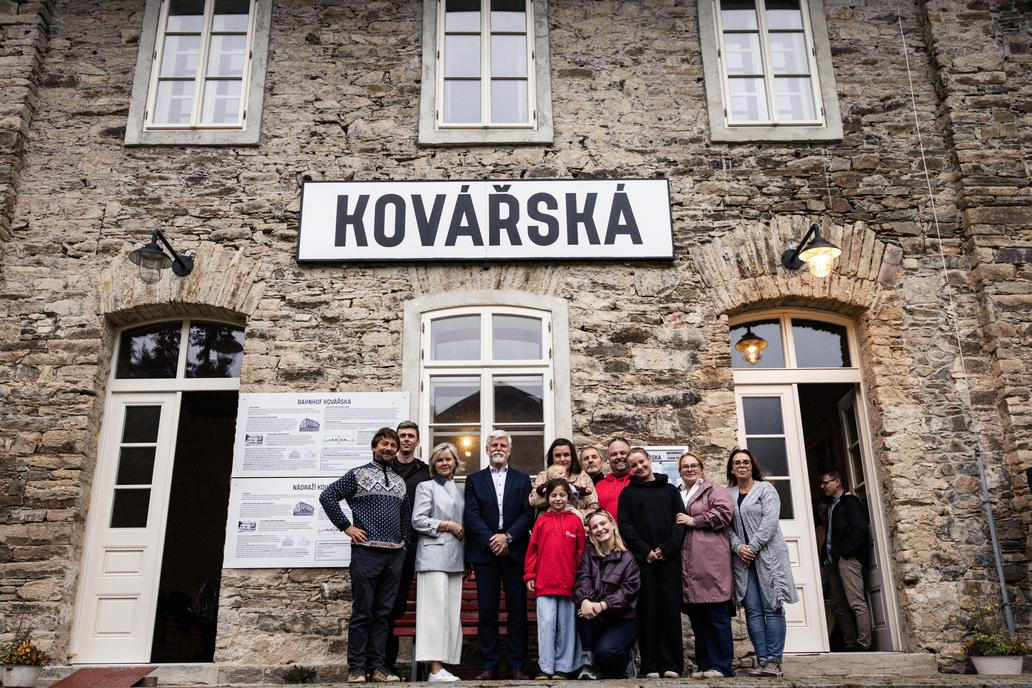 Členové spolu Nádraží Kovářská s prezidentem republiky Petrem Pavlem. 