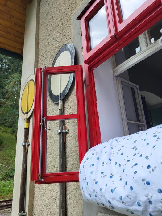 Repasovaná okna se dočkala výrazné červené barvy. 