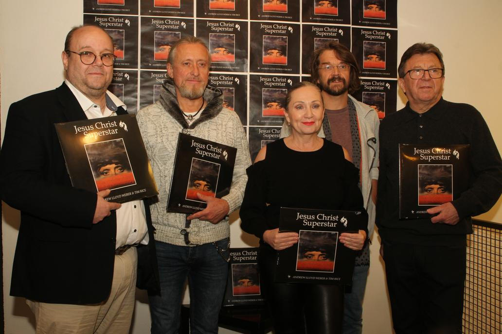 Stanislav Aubrecht (vlevo) s kolegy z muzikálu Jesus Christ Superstar. Stanislav Aubrecht, Kamil Strihavka, Bara Basikova, Daniel Barta, Michael Prostejovsky, muzikal Jesus Christ Superstar, LP