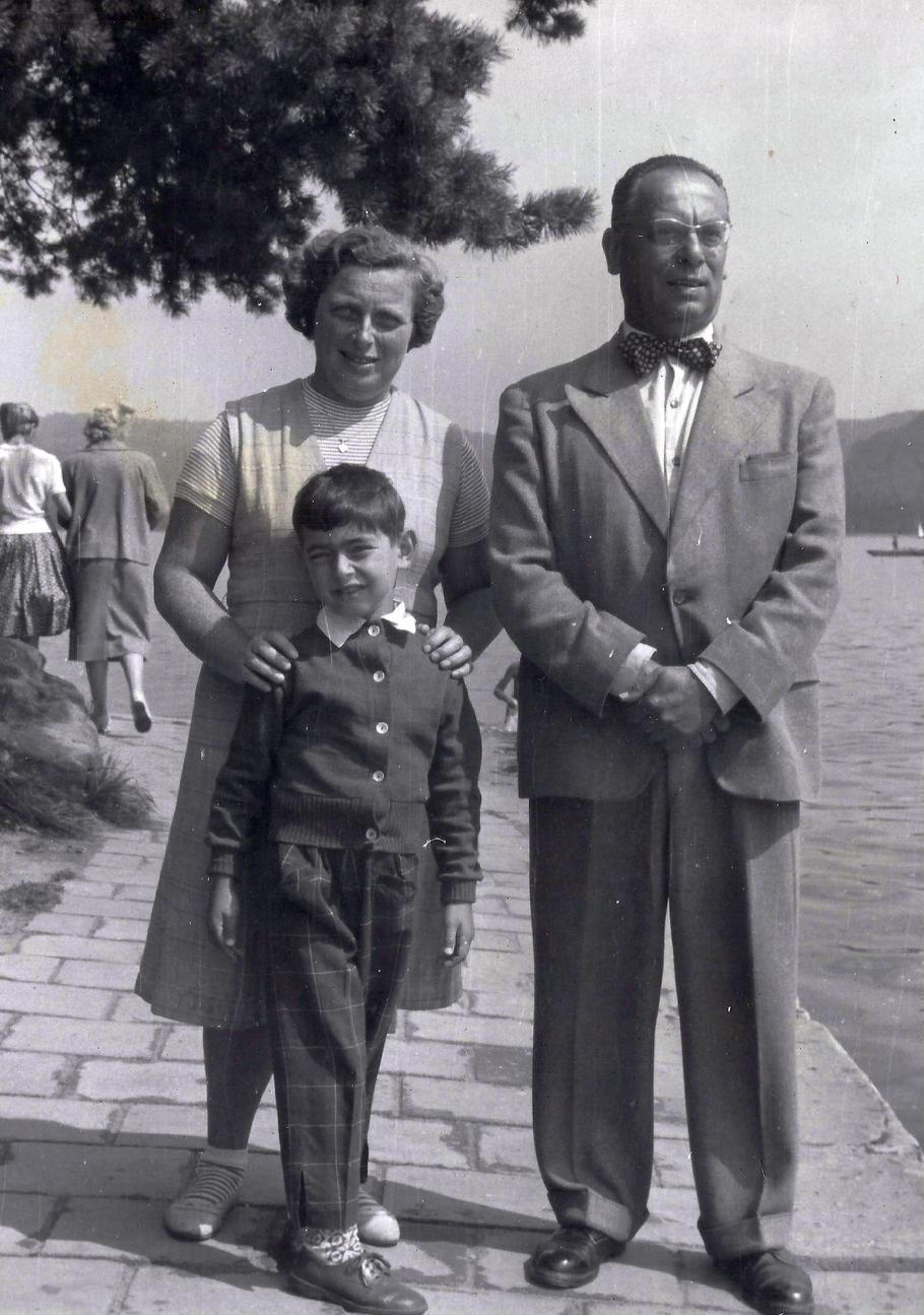 František R. Kraus s manželkou Alicí (rozenou Flusserovou) a synem Tomášem na Starých Splavech, kolem roku 1960.