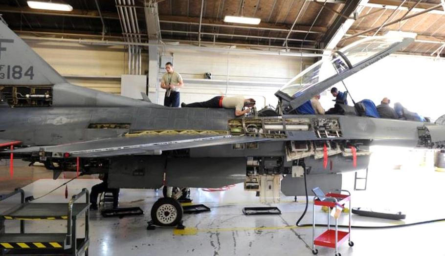 Po přibližně 300 letových hodinách musí F-16 projít takzvanou fázovou prohlídkou