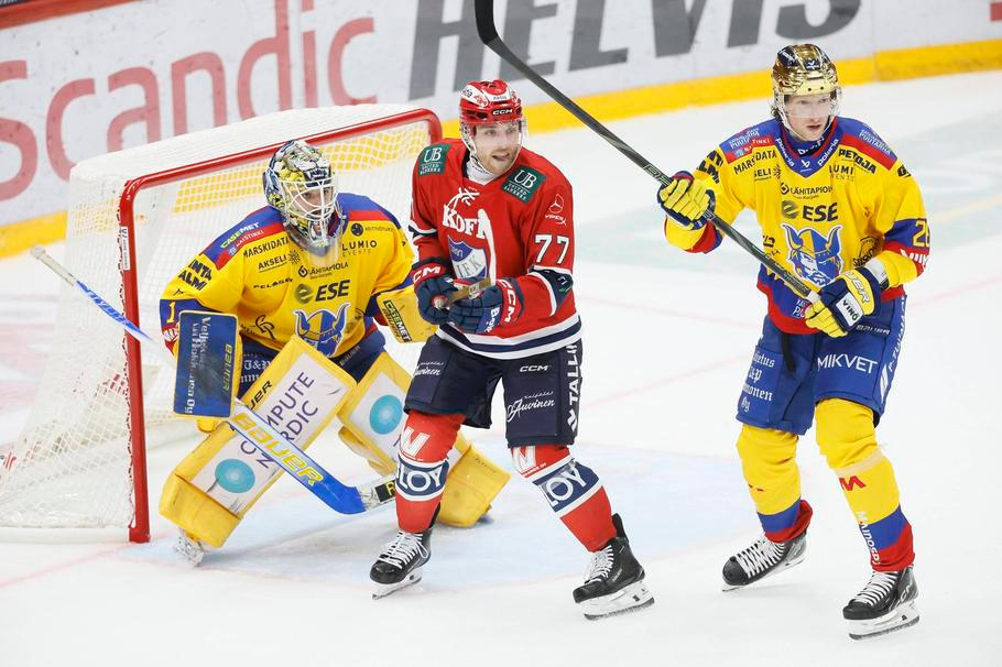Andrej Šustr (vpravo) v zápase finské ligy mezi Jukuritem a IFK Helsinky