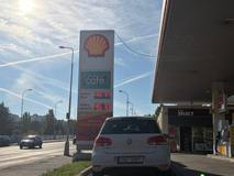 Také Shell se drží na částce 48,70, tedy jen dva haléře pod státním maximem.