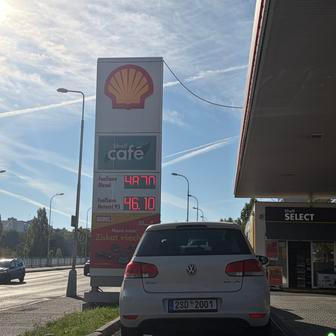 Také Shell se drží na částce 48,70, tedy jen dva haléře pod státním maximem.