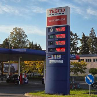 Cena na čerpací stanici u Tesca byla ve čtvrtek 44,90 Kč za Natural 95 a 47,90 za litr nafty.