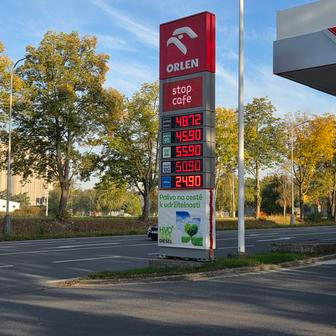 Nejdražší je Orlen, ten se drží přímo na státním maximu 48,72 Kč.