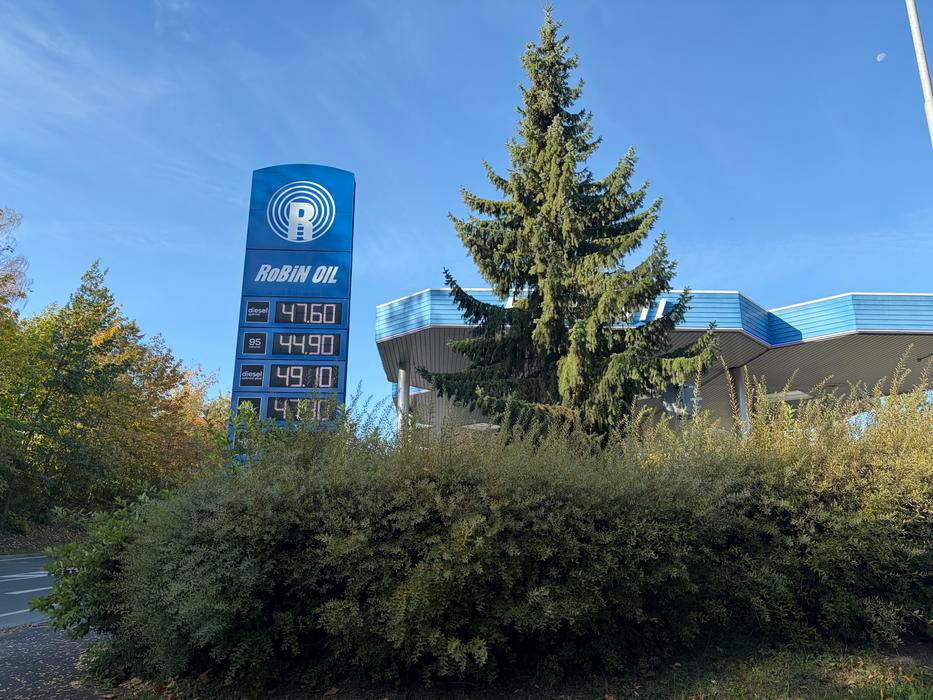 ... ve čtvrtek zlevnila cena nafty, a to přesně o 2,30 Kč.
