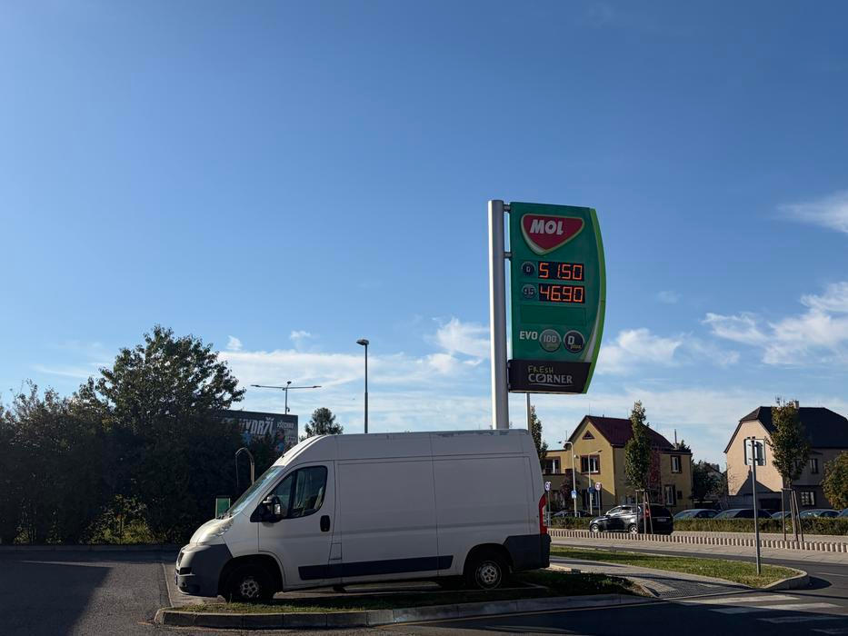 ... a také MOL.