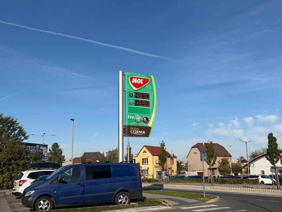 Litr nafty nyní na MOL stojí 48,70 Kč.