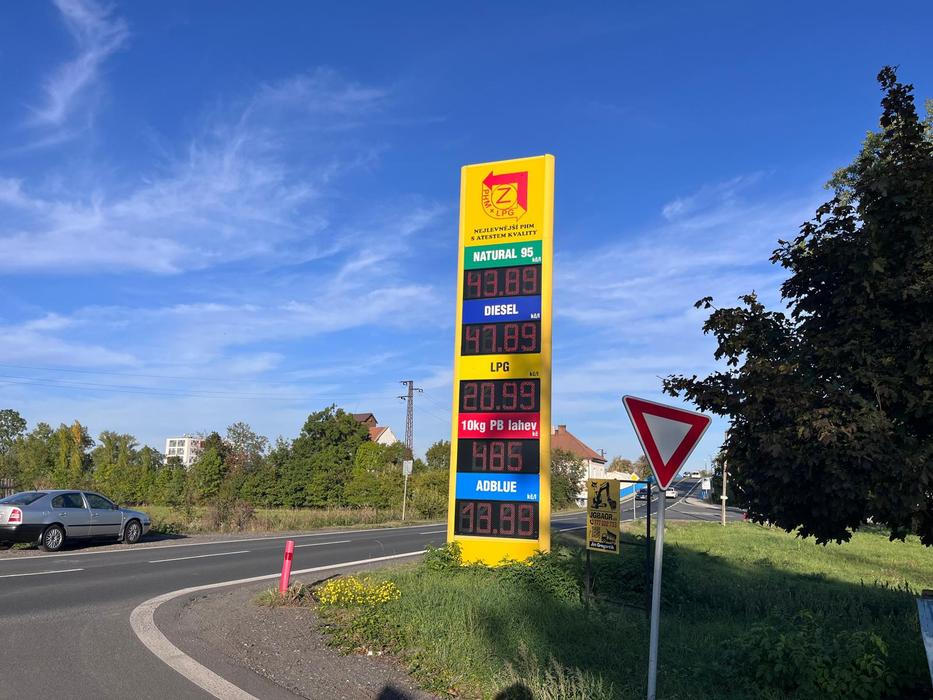 Nejlevnější stanici s benzinem jsme našli v Měšicích na pumpě Zerogas, litr tu stojí dokonce o haléř méně než na Tank ONO.