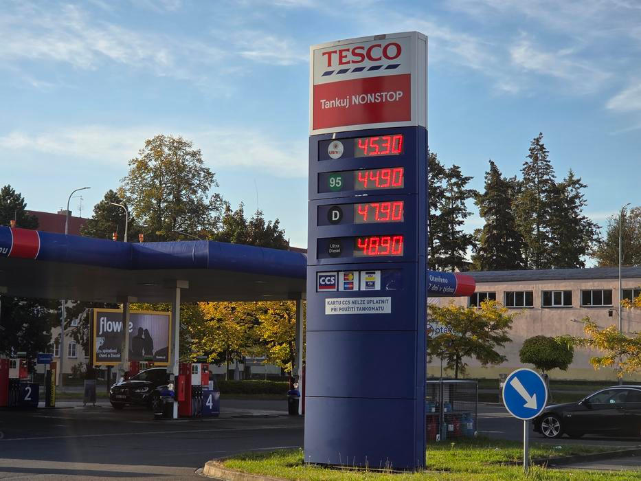 Cena na čerpací stanici u Tesca byla ve čtvrtek 44,90 Kč za Natural 95 a 47,90 za litr nafty.