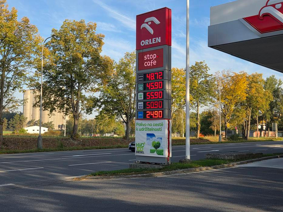 Nejdražší je Orlen, ten se drží přímo na státním maximu 48,72 Kč.