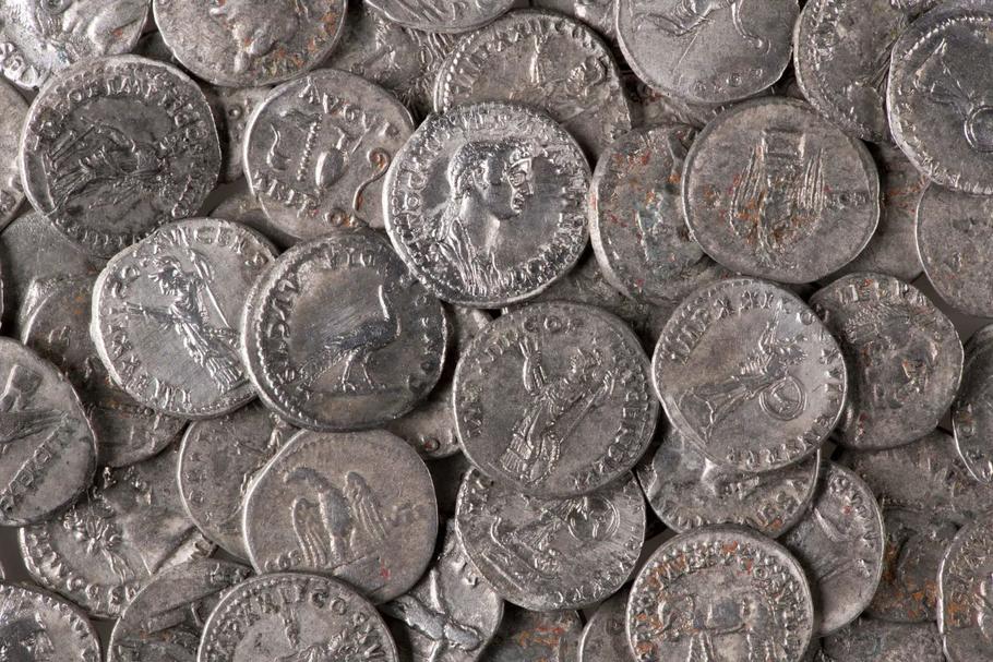 Více než devět set římských stříbrných denárů leželo téměř dva tisíce let ukrytých v zemi u Wesselingu nedaleko Kolína nad Rýnem. Archeologové označují nález za největší poklad z doby císaře Hadriána, jaký se dosud v Německu podařilo objevit.