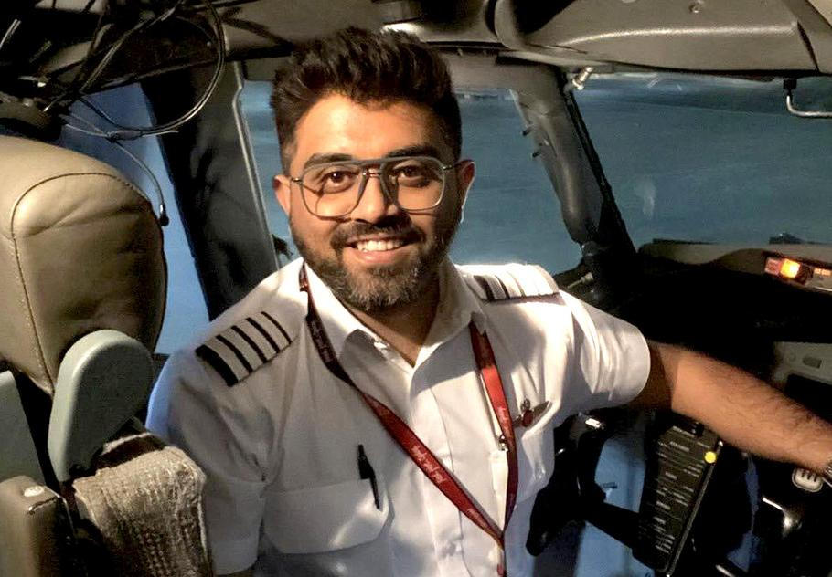 Pilot letu společnosti FlyDubai indický kapitán Smit Machchhar.