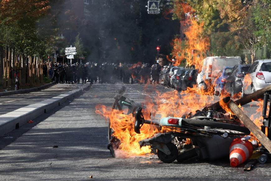Protestující studenti ve Francii zapalují školy, hořel i hasičský vůz