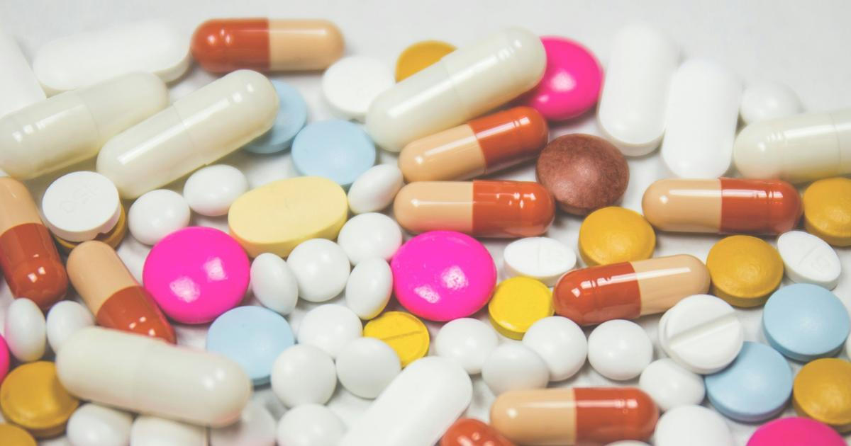 Za farmaceutickým byznysem stojí finance i experti. Kdo hájí zájmy státu?