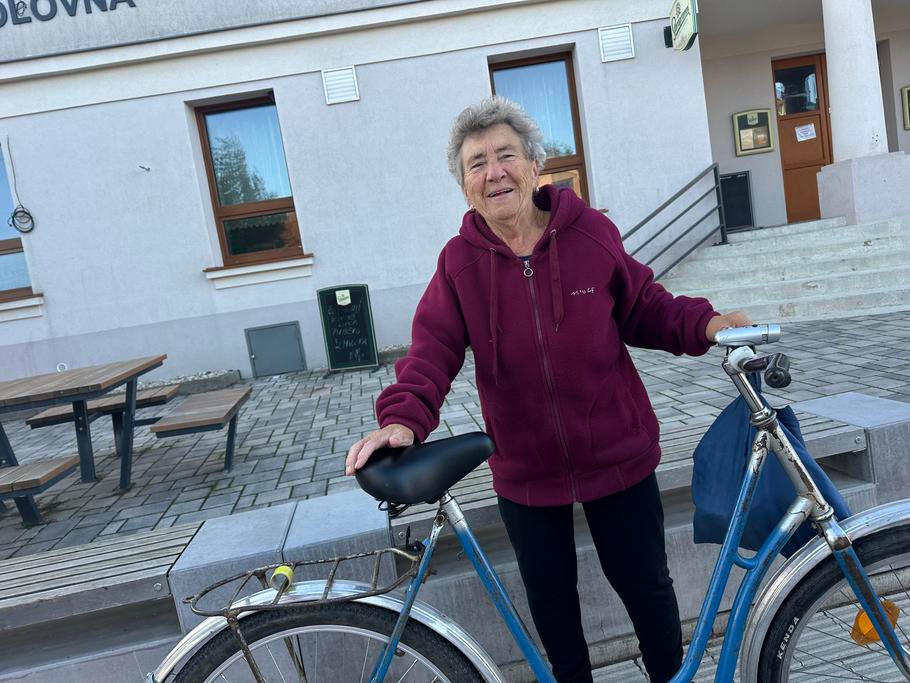 Seniorka ze Semic si život v obci velmi pochvaluje. „Vím, že tady žijí a pracují Ukrajinci. Ale žádné problémy ani konflikty s nimi nemáme,“ sdělila.