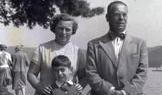 František R. Kraus s manželkou Alicí (rozenou Flusserovou) a synem Tomášem na Starých Splavech, kolem roku 1960.