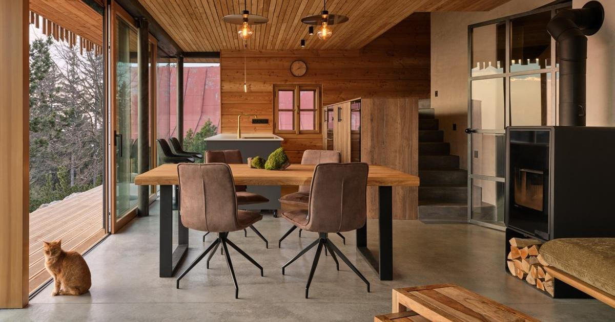 Žádné vikýře, žádná střešní okna. Tradiční valašský dům si architekti otevřeli do hor