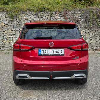 Ani vzadu nečekejte kdovíjaké módní výstřelky, ale konzervativní malé SUV.