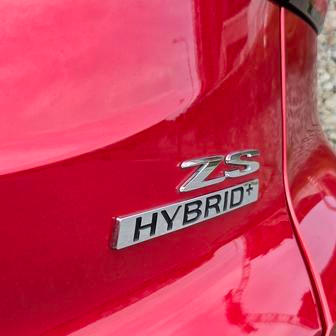 Verze Hybrid+ má kombinovaný nadprůměrný výkon 145 kW a k tomu 1,83kWh baterii, takže třeba ve městě dokáže často jezdit jen na elektřinu. To snižuje spotřebu paliva.