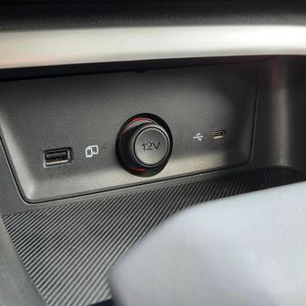 Zrcadlení chytrého telefonu pomocí Android Auto nebo Apple CarPlay jde jedině přes kabel.