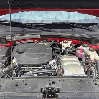 Pod kapotou je kombinace benzinové patnáctistovky a elektromotoru. Za hybrid se platí u MG ZS nejméně 514 990 korun, testovaná nejvyšší výbava je o sto tisíc dražší.