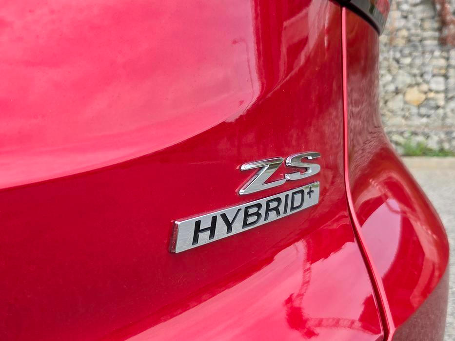 Verze Hybrid+ má kombinovaný nadprůměrný výkon 145 kW a k tomu 1,83kWh baterii, takže třeba ve městě dokáže často jezdit jen na elektřinu. To snižuje spotřebu paliva.