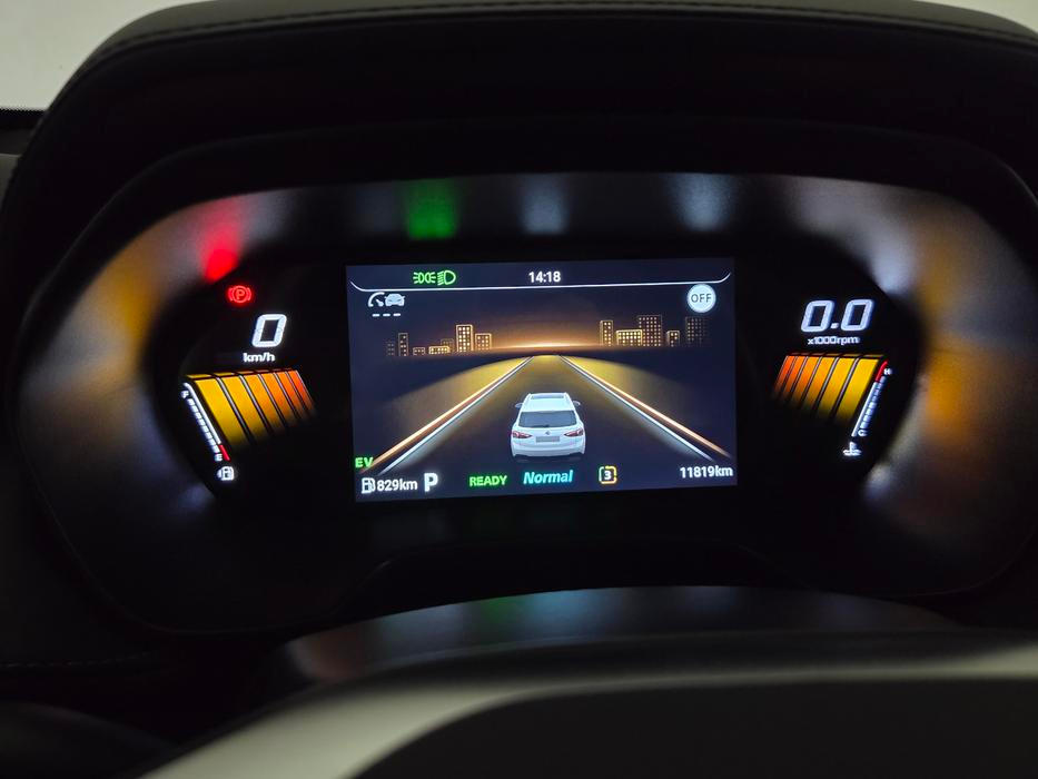 Displej před řidičem má sice úhlopříčku 12,3 palce, nicméně konfigurovat jeho vzhled příliš nelze. Třeba na promítání navigace zapomeňte. 