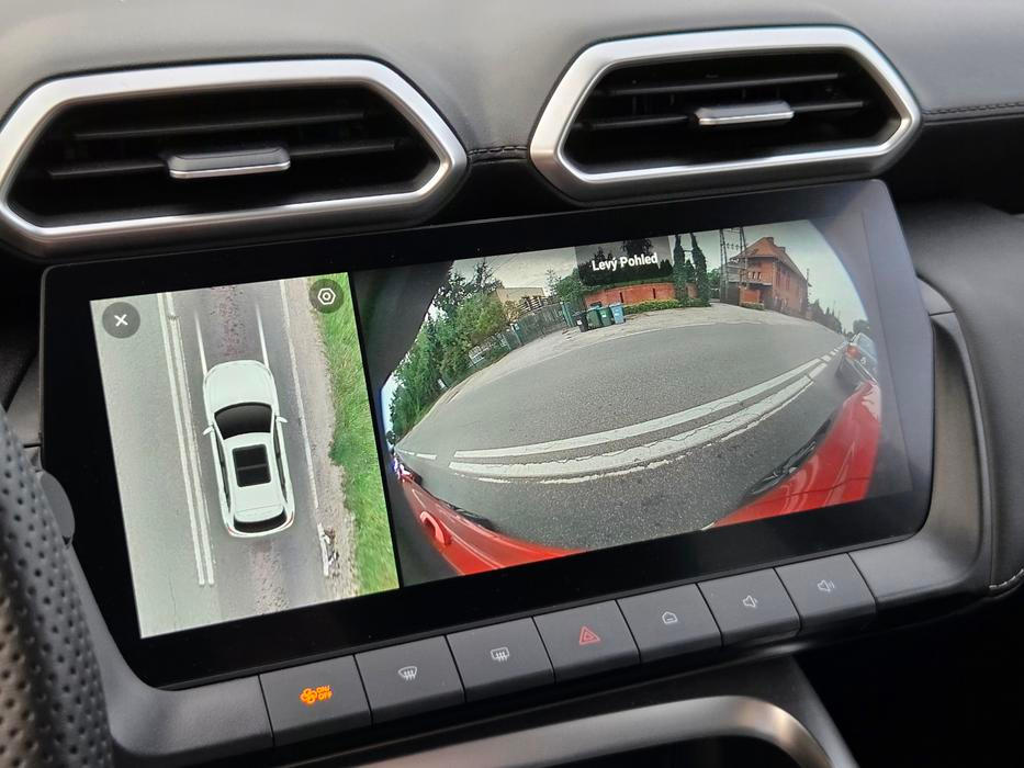 Za to 360stupňovou kameru má jen vrcholné provedení. Má fajn rozlišení a zapne se třeba i při odbočování, takže vidíte kolem sebe.
